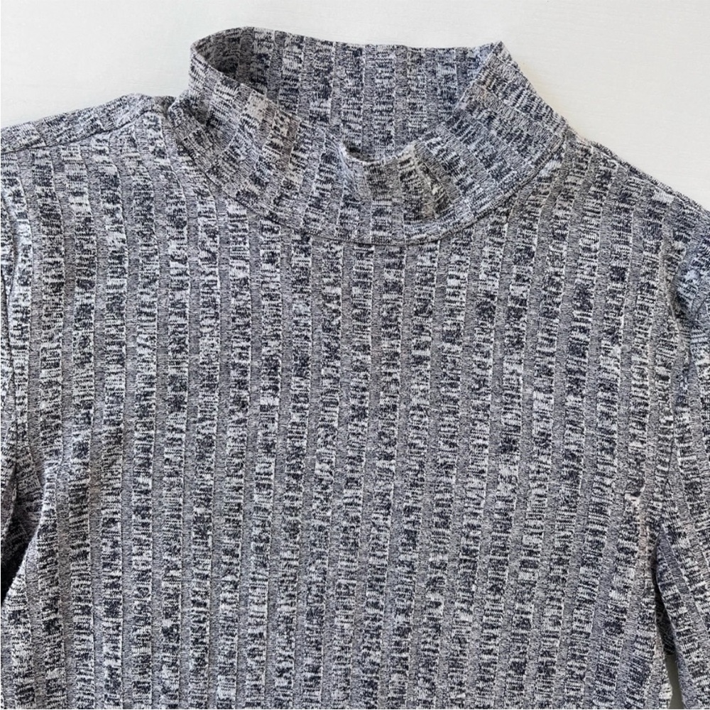 Textured Gray Patterned Top - Picture 4 of 6
